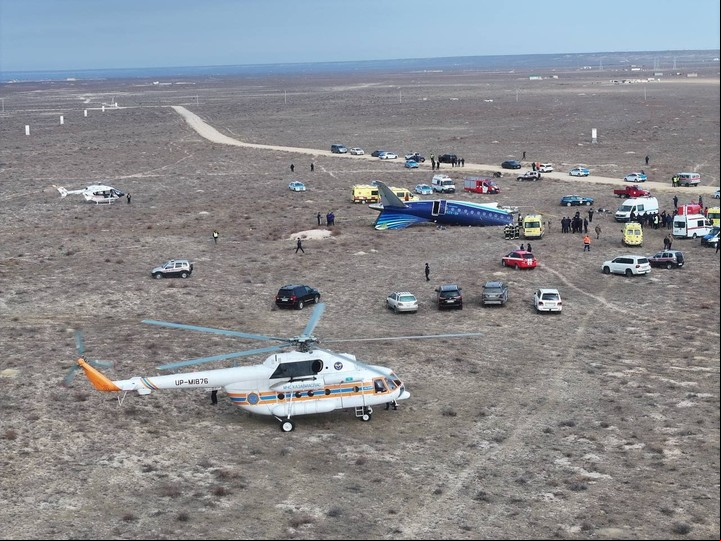 Una vista del sitio donde se estrelló el avión en Kazajistán. Foto REUTERS/Azamat Sarsenbayev