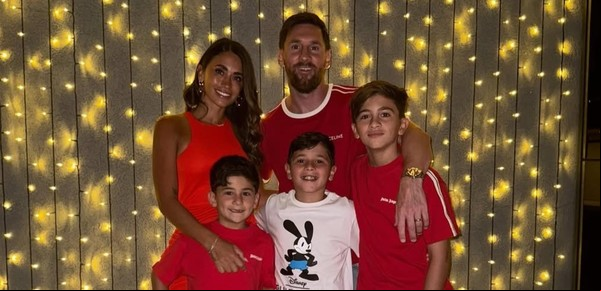La Navidad de los Messi: Antonela Roccuzzo compartió las fotos del festejo en familia, con looks en rojo y distintos estilos