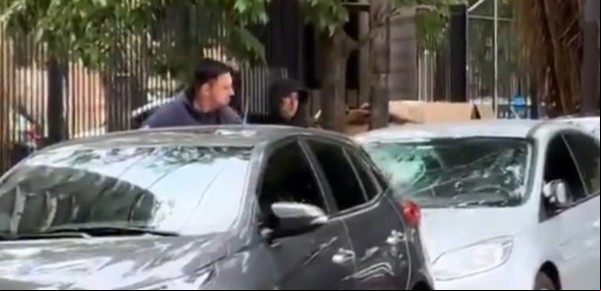 Estacionó frente a un garaje en Navidad, se fue de fiesta y los vecinos le destrozaron el auto a palazos