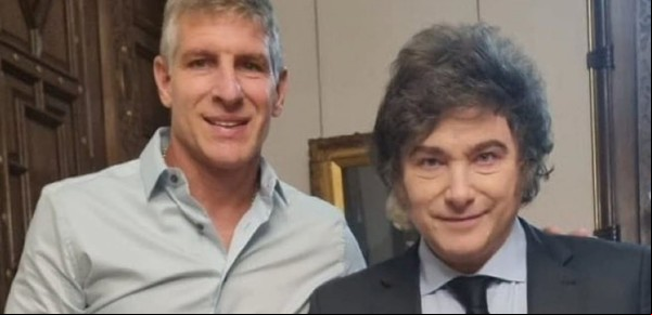 Javier Milei y Martín Palermo, juntos en la Casa Rosada: el Presidente recibió a su viejo ídolo en Boca y saludaron desde el balcón