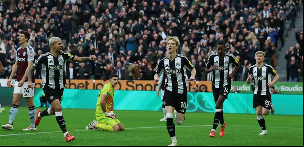 Dibu Martínez tuvo una atajada de otro partido pero no pudo evitar la goleada del Newcastle al Aston Villa en un Boxing Day para el olvido