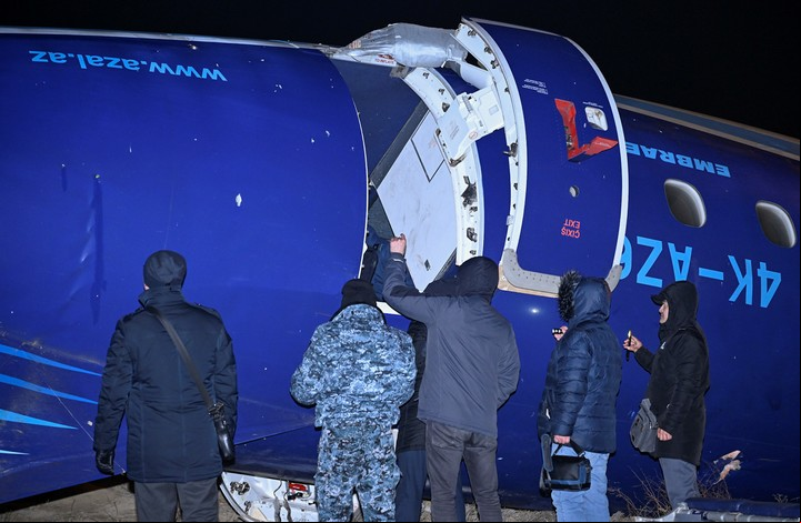 Los restos del avión estrellado en un campo de Aktau Kazajistán. Foto: EFE
