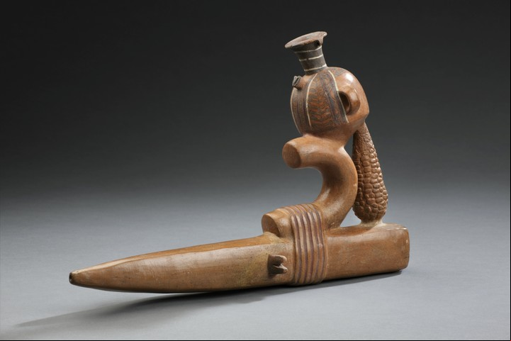 Inca (1400-1532 d.C.). Paccha en forma de chaquitaclla con aríbalo y maíz.
