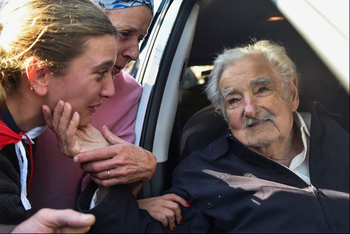 Mujica saluda a una partidaria en Montevideo. Foto: Reuters