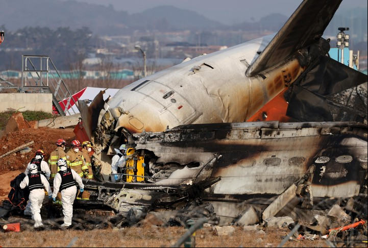 Los bomberos trabajan en los restos del avión Jeju Air en el Aeropuerto Internacional de Muan. Foto EFE/HAN MYUNG-GU