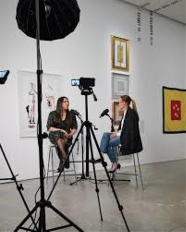 Sarah Siegel-Magness grabando su podcast con La Chola Poblete.
