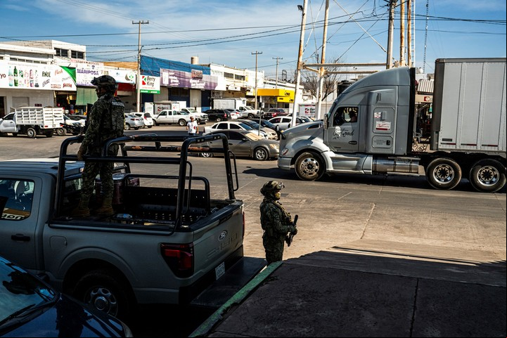 Personal de la Armada de México patrullando cerca de un mercado en las afueras de Culiacán el mes pasado. Foto de Meridith Kohut para The New York Times.