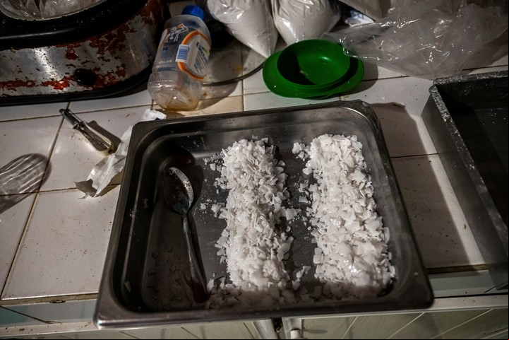 Una bandeja de copos de cristal que, según un cocinero del cártel de Sinaloa, era hidróxido de sodio, un ingrediente clave del fentanilo. Foto de Meridith Kohut para The New York Times.