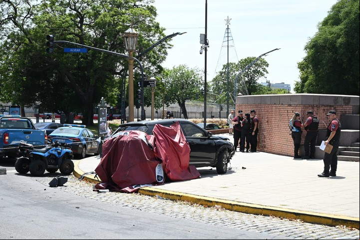 La esquina de avenida del Libertador y Alvear, con el Nissan subido a la vereda. Foto: Maxi Failla.