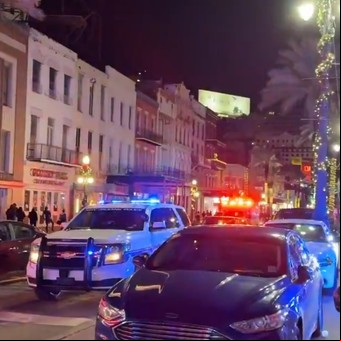 Masacre en Nueva Orleans: una camioneta atropelló a una multitud en plenos festejos de Año Nuevo y hay 15 muertos 