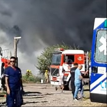 Impresionante incendio en un depósito de neumáticos en Moreno