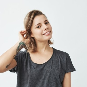 ¿Qué significa tocarse la oreja al hablar, según la psicología? 