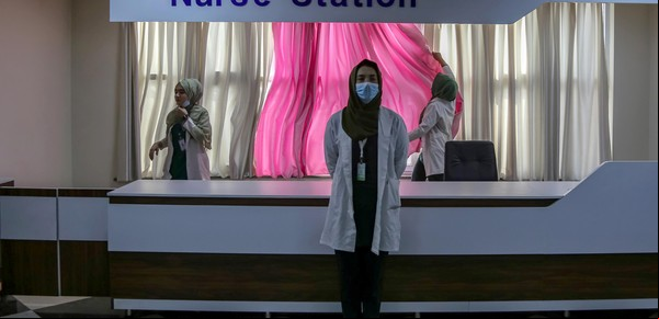 Los talibán prohíben a las mujeres estudiar enfermería y obstetricia: ahora las afganas se preguntan quién las atenderá