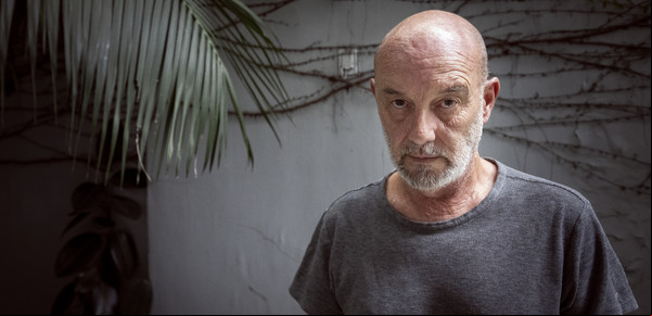 Sergio Bizzio: el oído contra las páginas y las tijeras en la mano
