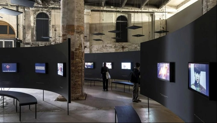 Vista de la expo en el vasto sector de los Arsenales, de la Bienal de Venecia, 2024.