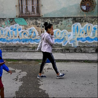"Necesitas ser feliz", un grafiti que resuena en las calles de La Habana