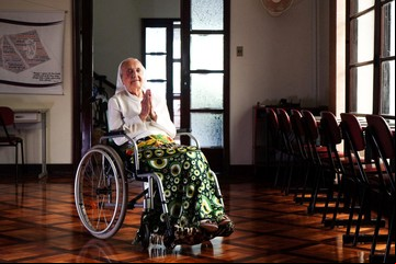 Una monja de 116 años, fanática del fútbol, es la persona viva más anciana del mundo 