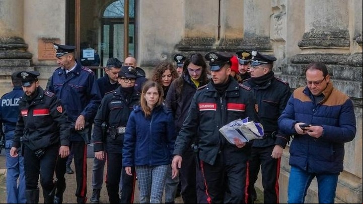 Cinco jóvenes del colectivo Rebelión Animal protagonizaron una protesta en una exposición de Picasso en Mantua.