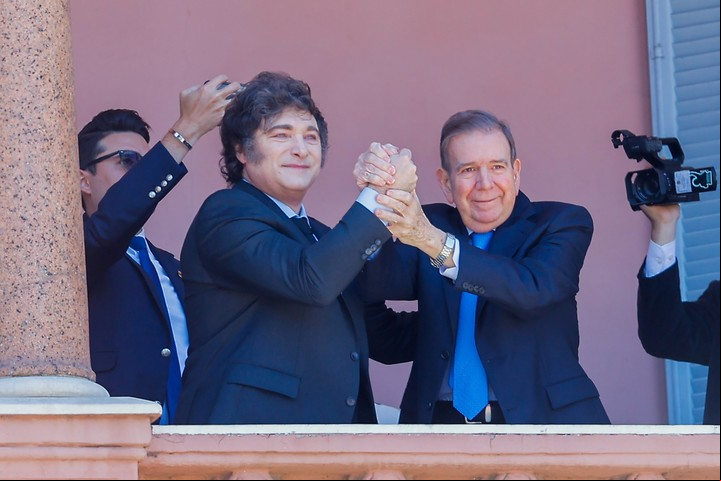 Javier Milei y Edmundo González Urrutia, en el balcón de la Casa Rosada. Foto EFE