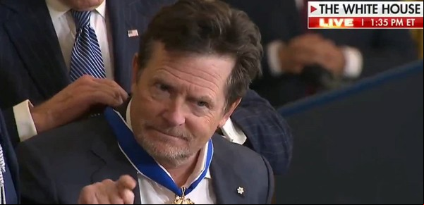 Emoción en la Casa Blanca: así recibió Michael J. Fox un importante reconocimiento que comparte con la Madre Teresa
