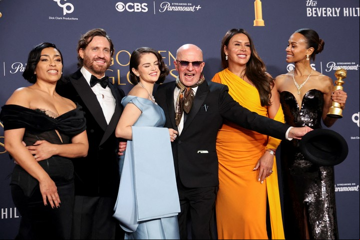 Adriana Paz, Edgar Ramírez, Selena Gomez, Jacques Audiard, Karla Sofia Gascon y Zoe Saldaña, cuando ganaron el Globo de Oro a la mejor comedia o musical, el 5 de enero. Foto Reuters