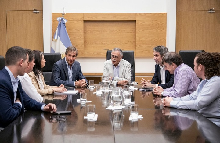 Una reunión de integrantes del Ministerio de Salud y la Superintendencia de Servicios de Salud.
