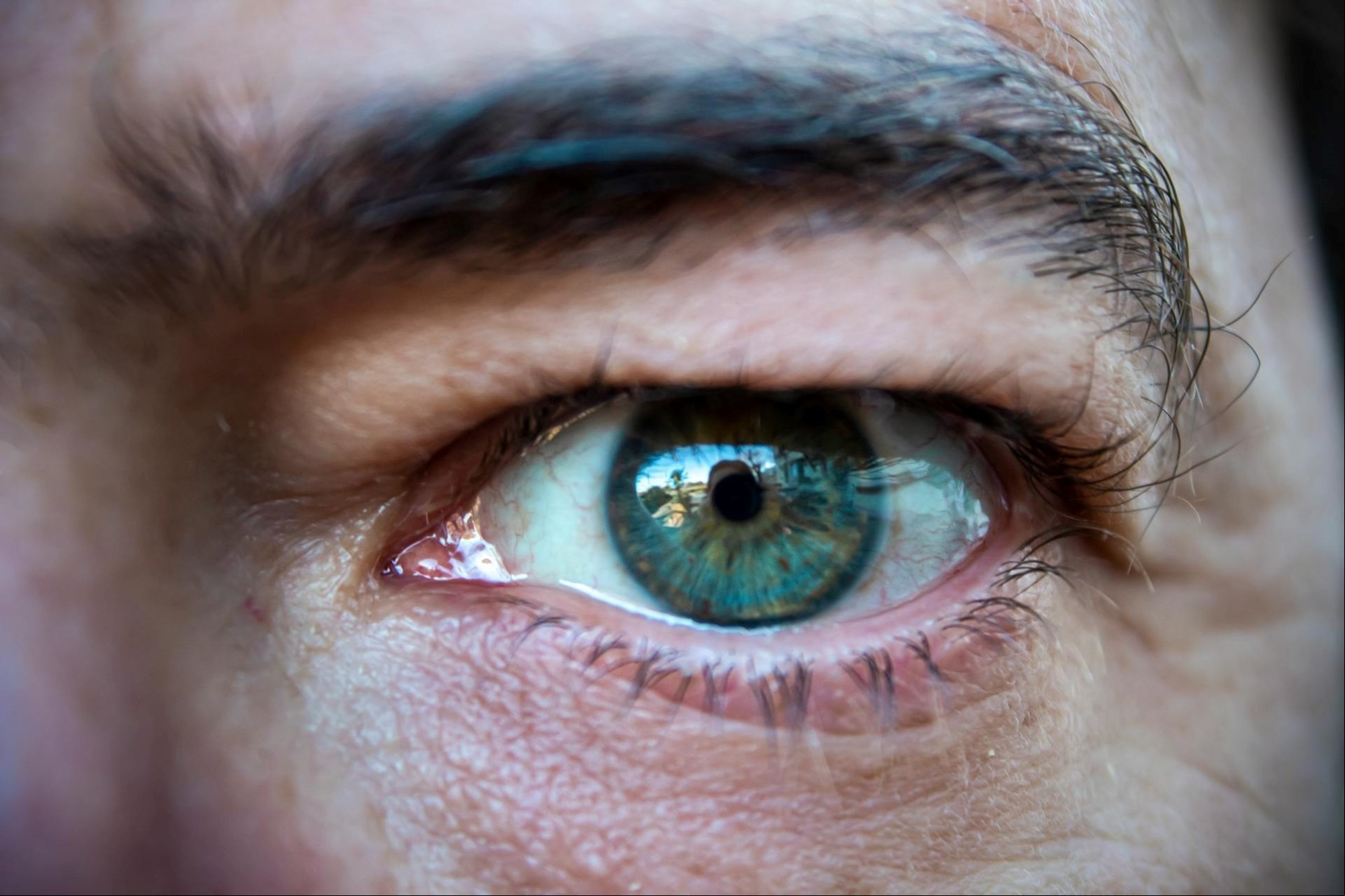 ¿Sentís que te están mirando?: esto es lo que sucede en tu cerebro, según expertos