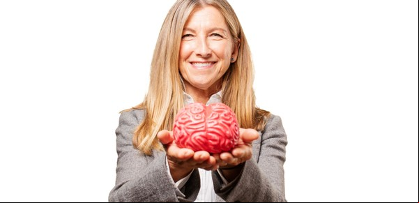La ciencia comprobó que el cerebro empieza a envejecer entre los 44 y 47 años 