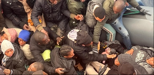 La foto del milagro: la imagen del bebé recién nacido rescatado en medio del drama de los migrantes hacia las Islas Canarias que emociona al mundo