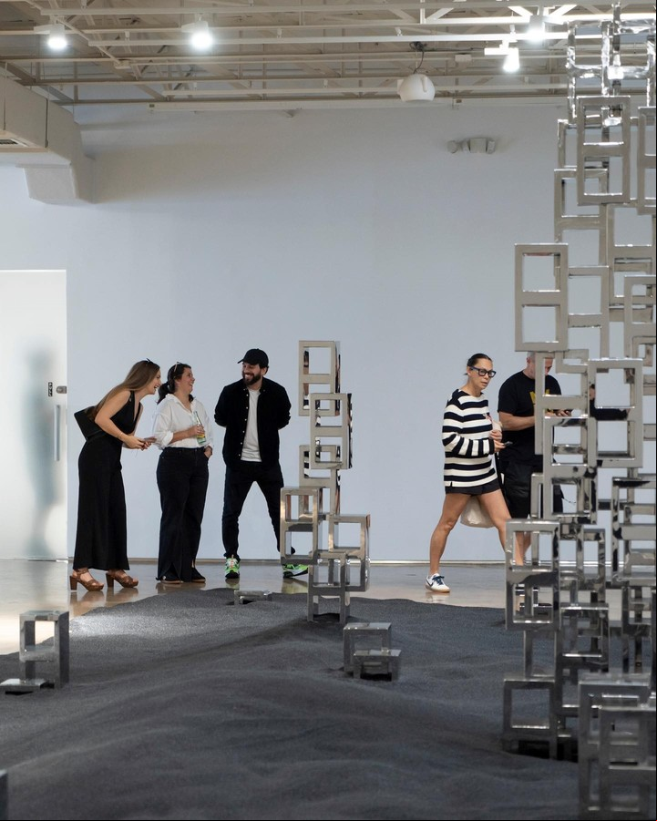 Visitas a la galería Piero Atchugarry durante Art Week 2024, con la instalación de Guillermo García-Cruz.