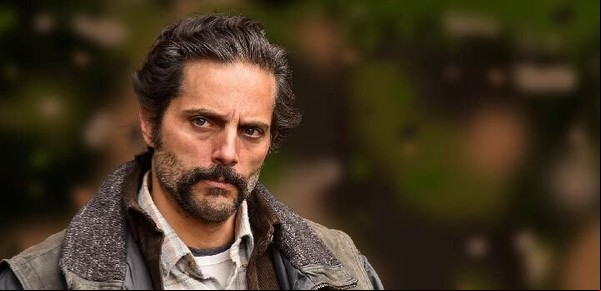 Joaquín Furriel cuenta su rol como padre, el misterio de su nueva película y el regreso a Shakespeare 
