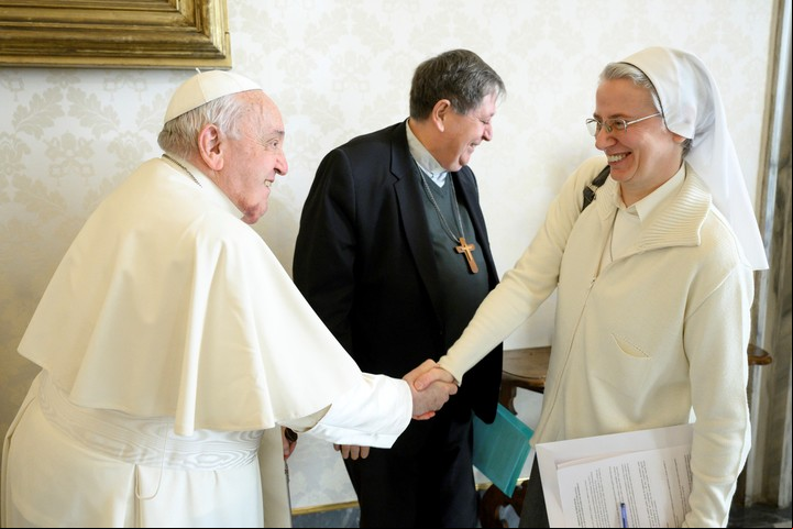 El papa Francisco y la hermana Brambilla se dan la mano en el Vaticano. Foto: AP