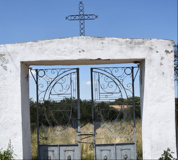 Portal de entrada al Cementerio de Ischilín, donde están enterrados los restos del pintor Fernando Fader, en Córdoba.