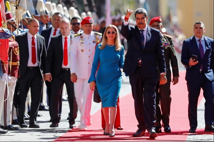 Maduro y su esposa, Cilia Flores, llegan a la Asamblea Nacional. Foto: AP