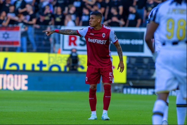Ayrton Costa disputó 16 encuentros con Royal Antwerp en el semestre pasado. Foto: Royal Antwerp FC.