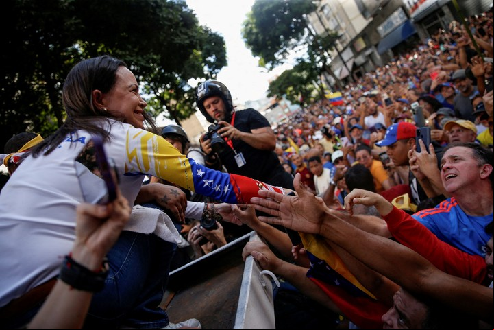 María Corina Machado saluda a sus seguidores. Foto: Reuters