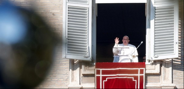 Nuevo parte médico del Papa Francisco: ya no se encuentra en peligro "inminente", pero permanecerá internado