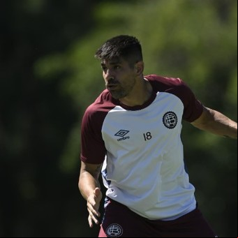 Escándalo con Leandro Díaz en un amistoso entre Lanús y Tigre: le pegó a un juvenil en el piso y mandó al hospital a quien lo defendió