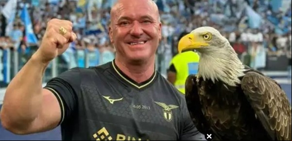 Echan al adiestrador de la mascota de la Lazio de Italia: mostró una prótesis peneana y dijo irar a Benito Mussolini
