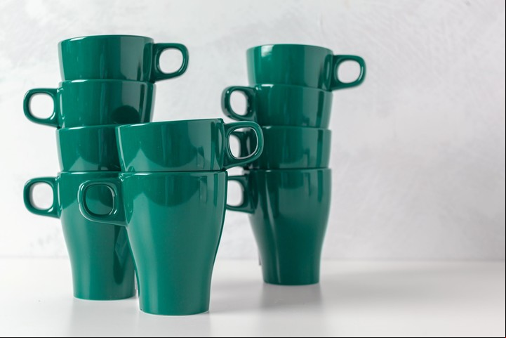 Olvidate de las pilas de tazas inestables en tu alacena e implementá este método japonés de guardado en tu cocina. Foto: FreePik.