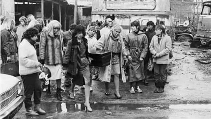 Entierro de una chica trans, a mediados de los 80. Varias aparecieron muertas en la Panamericana y sus casos eran registrados como accidentes. Foto: Archivo de la Memoria Trans.