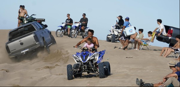 Una tarde en La Frontera de Pinamar: descontrol, gente sin casco y chicos y manejando cuatriciclos