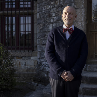 En Mr. Blake, a sus órdenes, John Malkovich no es el asesino, pero es el mayordomo