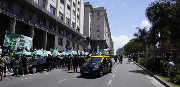 La motosierra de Milei: pasan a disponibilidad a 150 empleados de planta permanente del Ministerio de Economía