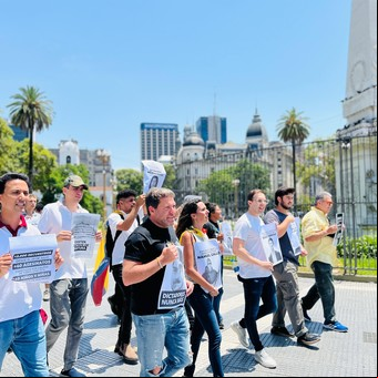 Disidentes venezolanos marcharon en la Pirámide de Plaza de Mayo contra Nicolás Maduro
