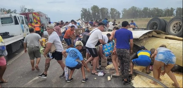 Volcó un camión, murió el chofer y vecinos saquearon la carga mientras los rescatistas trabajaban en el lugar 