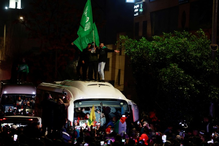 Israel liberó a los primeros 90 detenidos palestinos tras el acuerdo con Hamas. Reuter