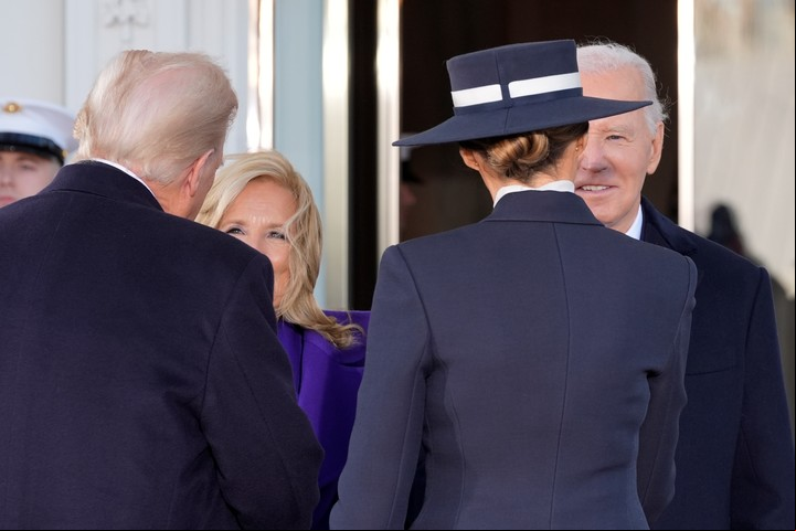 Joe y Jill Biden reciben a los Trump. Foto: Reuters