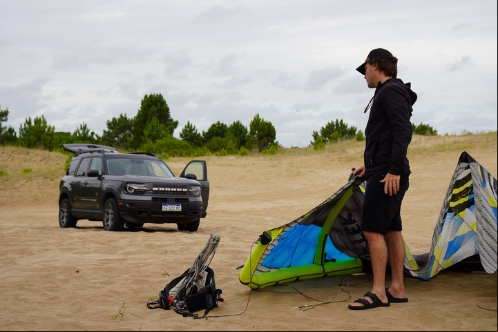 La acción en los médanos también tuvo una clase de kitesurf.