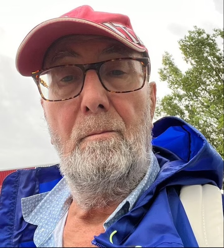 Steven Najda, el británico de 67 años estafado (Instagram).